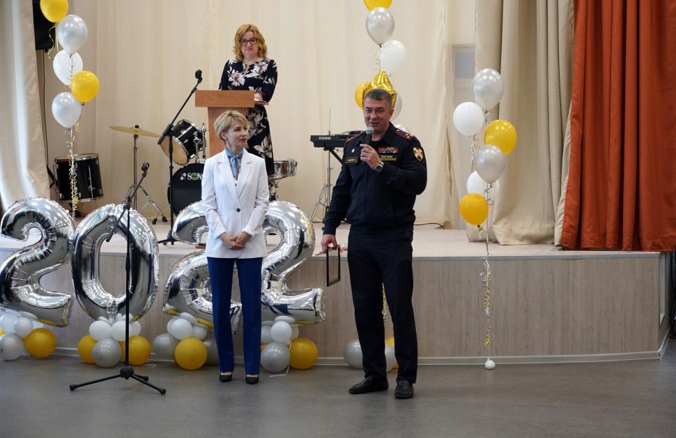 В Архангельске полковник полиции Андрей Горбунов поздравил школьников с окончанием учебного года